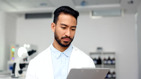 Portrait-of-a-scientist-working-in-a-lab