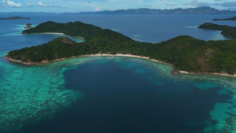 una isla paradisíaca tropical con aguas turquesas y arrecifes de coral