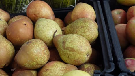 cestas de frutas en el mercado