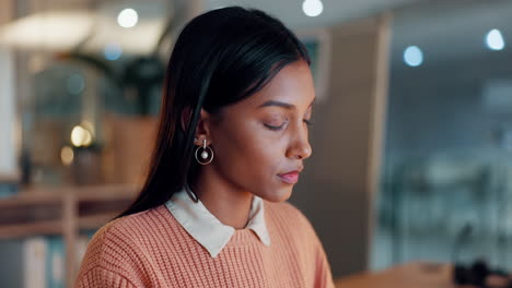 negocios, pensamiento y mujer con computadora