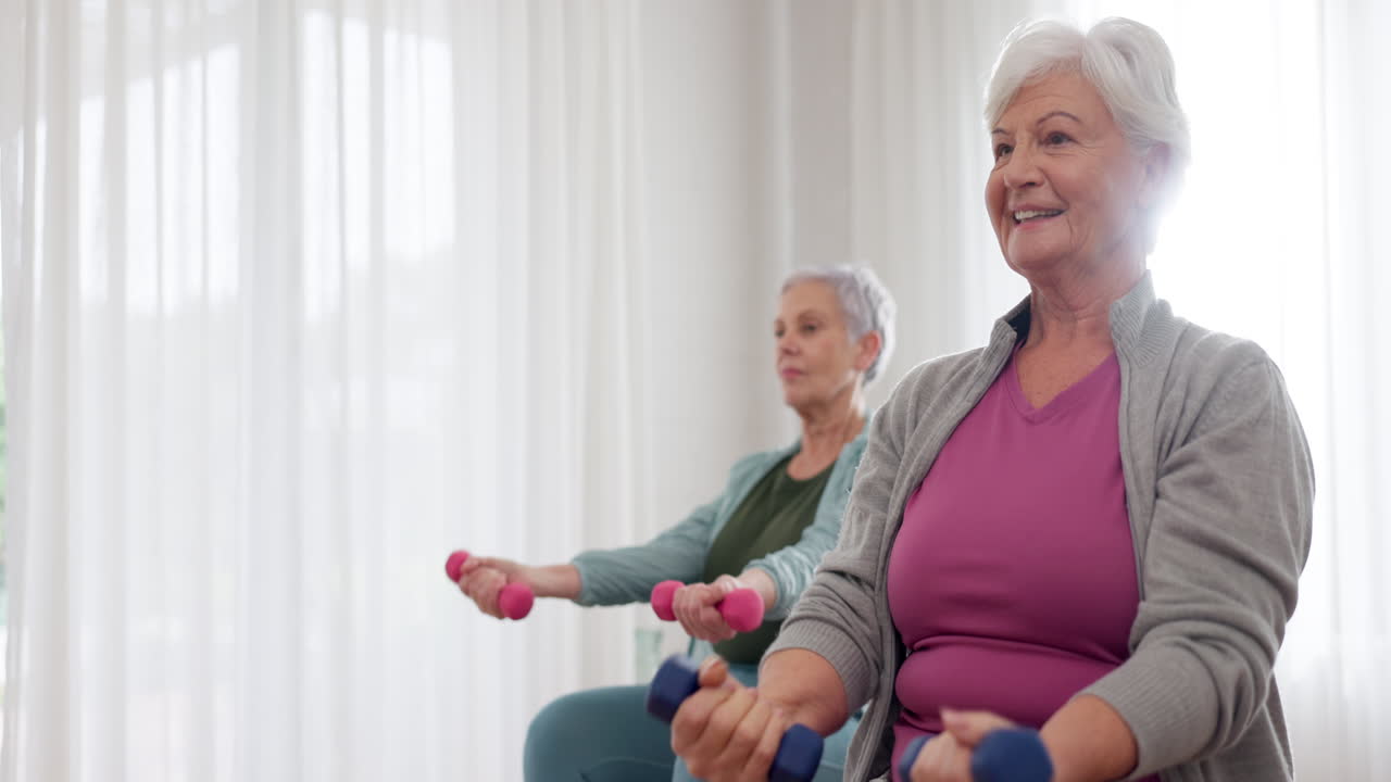 고령 여성, 운동을 위해 수업에서 덤벨