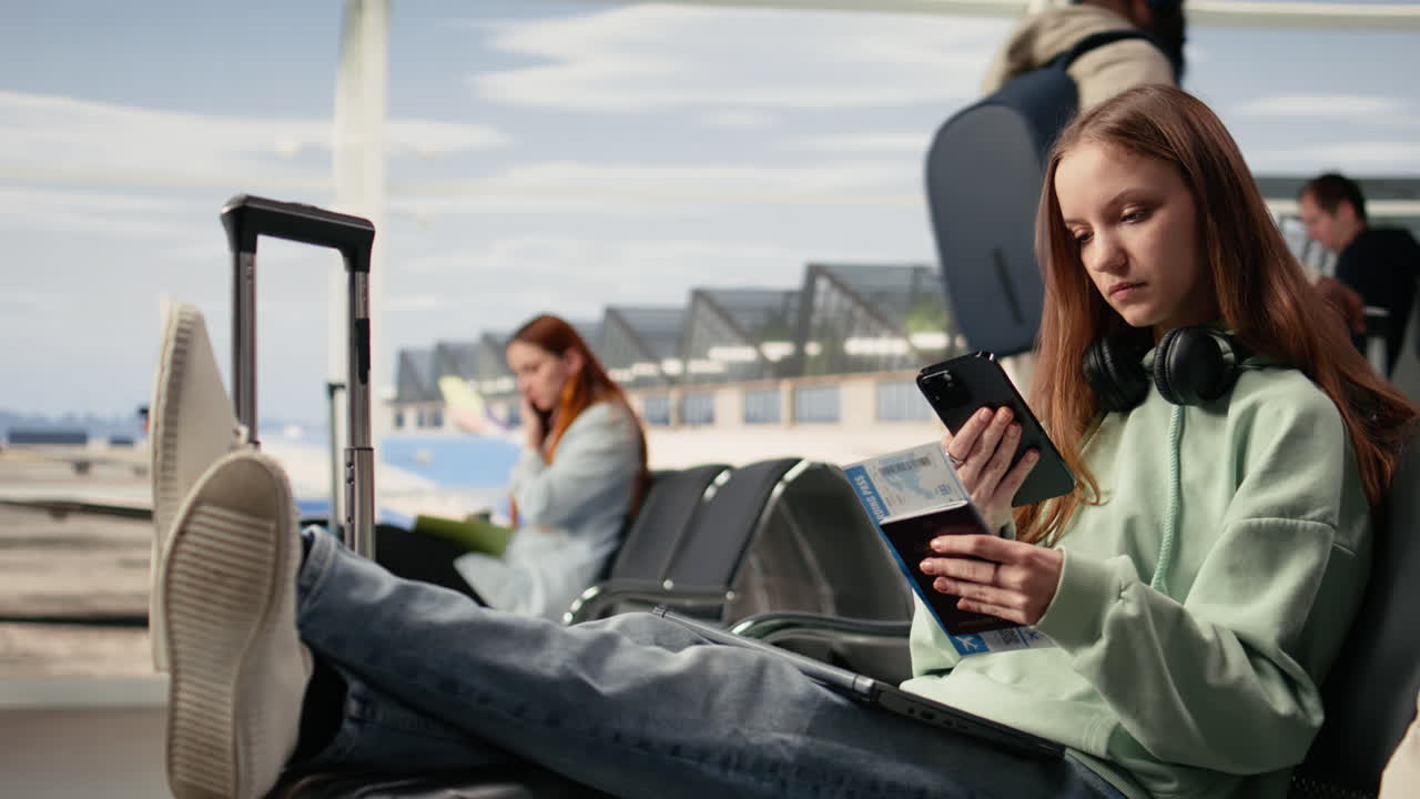 Digital nomade skanner flybillett på smarttelefon på internasjonal flyplass