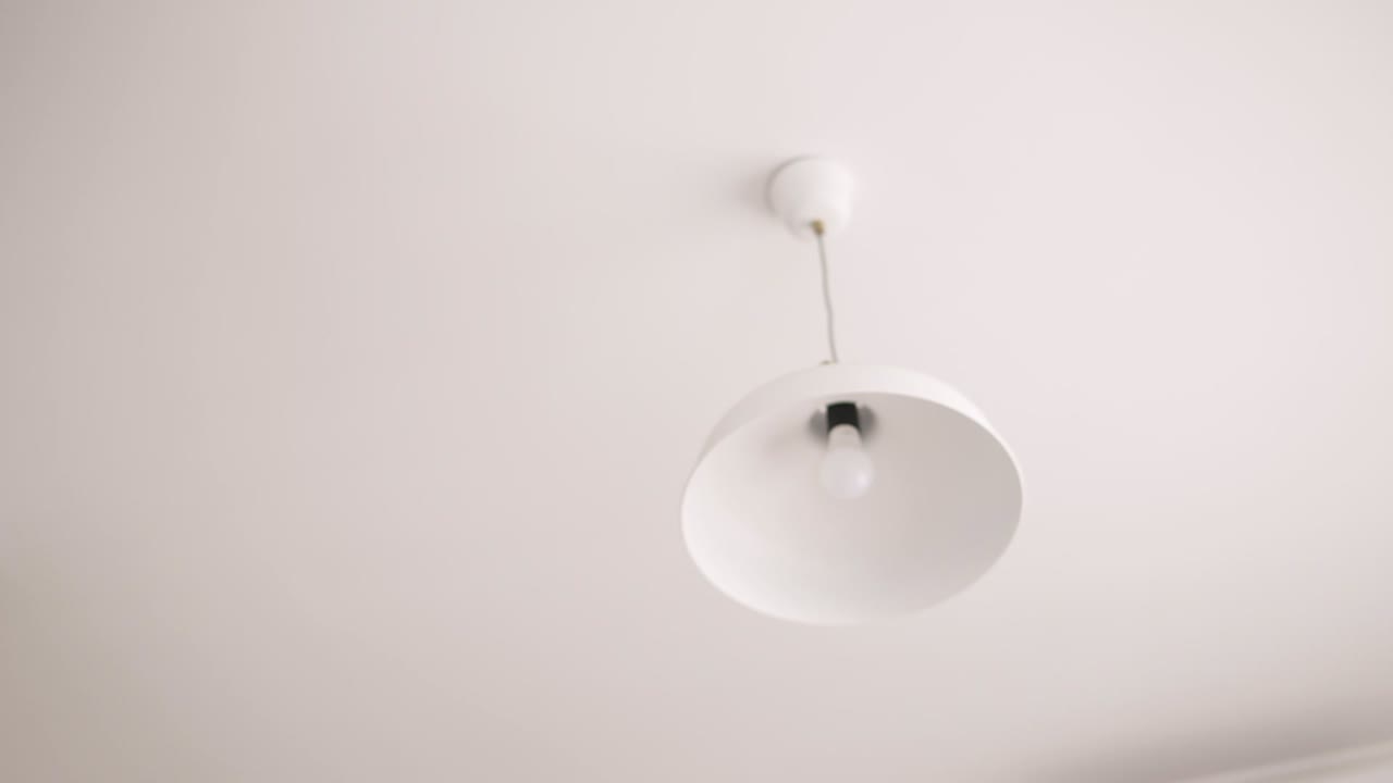 el padre arrojó a su hermosa hija en el aire.