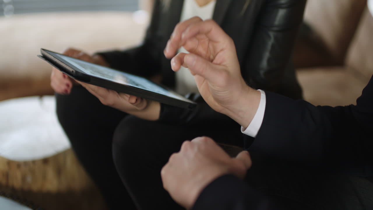 회의에서 태블릿 컴퓨터를 사용하여 비즈니스 여성의 손을 극도로 닫습니다.