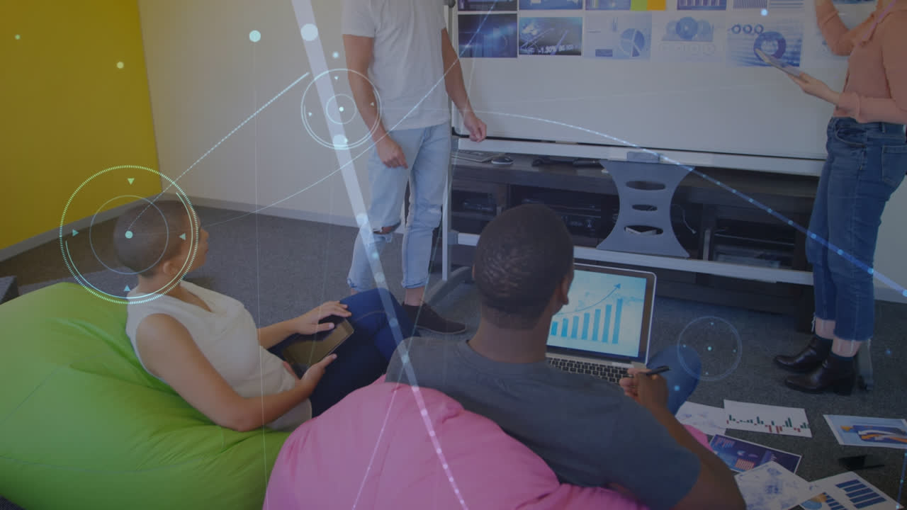 animación de la red de conexiones entre diversos empresarios que trabajan en la oficina