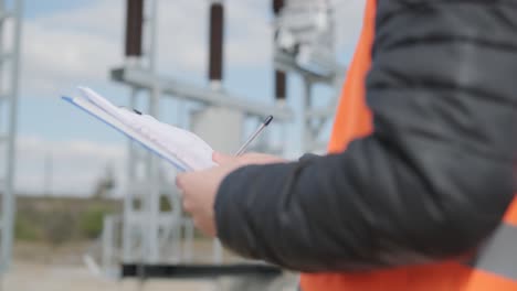un ingeniero supervisa la construcción de una subestación de transformador