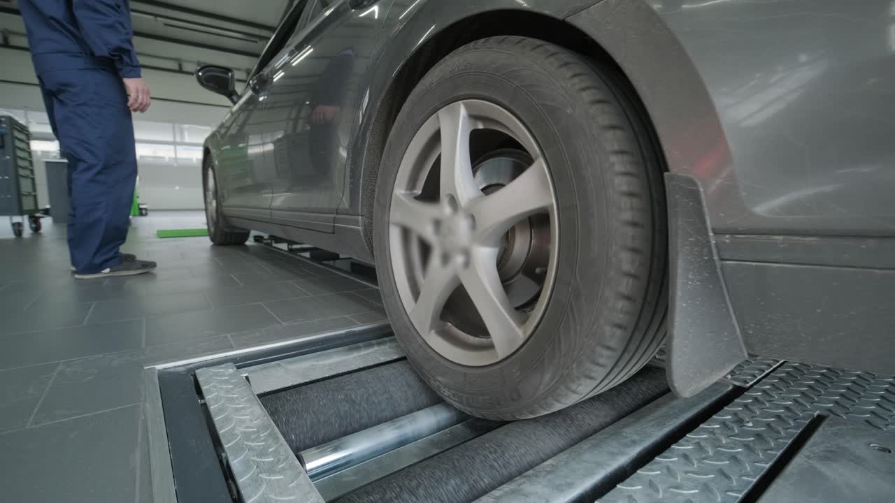 automóvil sometido a un ensayo de alineación de neumáticos