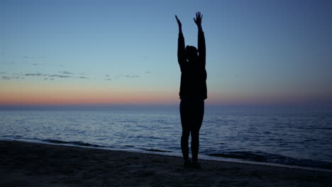 Unbekanntes-Sportliches-Mädchentraining-Am-Späten-Abend-Am-Strand.-Yoga-Frau-Praktiziert-Asana.