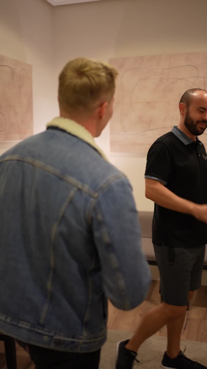 Persone che indossano giubbotti di jeans