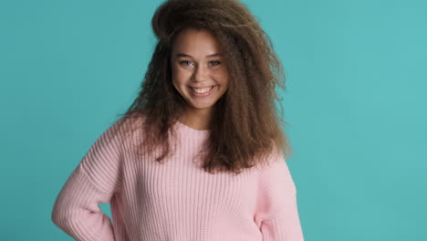 Caucasian-curly-haired-woman-with-thumb-up-in-front-of-the-camera.