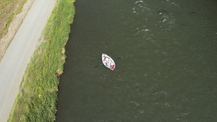Riprese aeree con drone ad alta quota sopra il fiume Henry's Fork nell'Idaho sud-orientale, USA