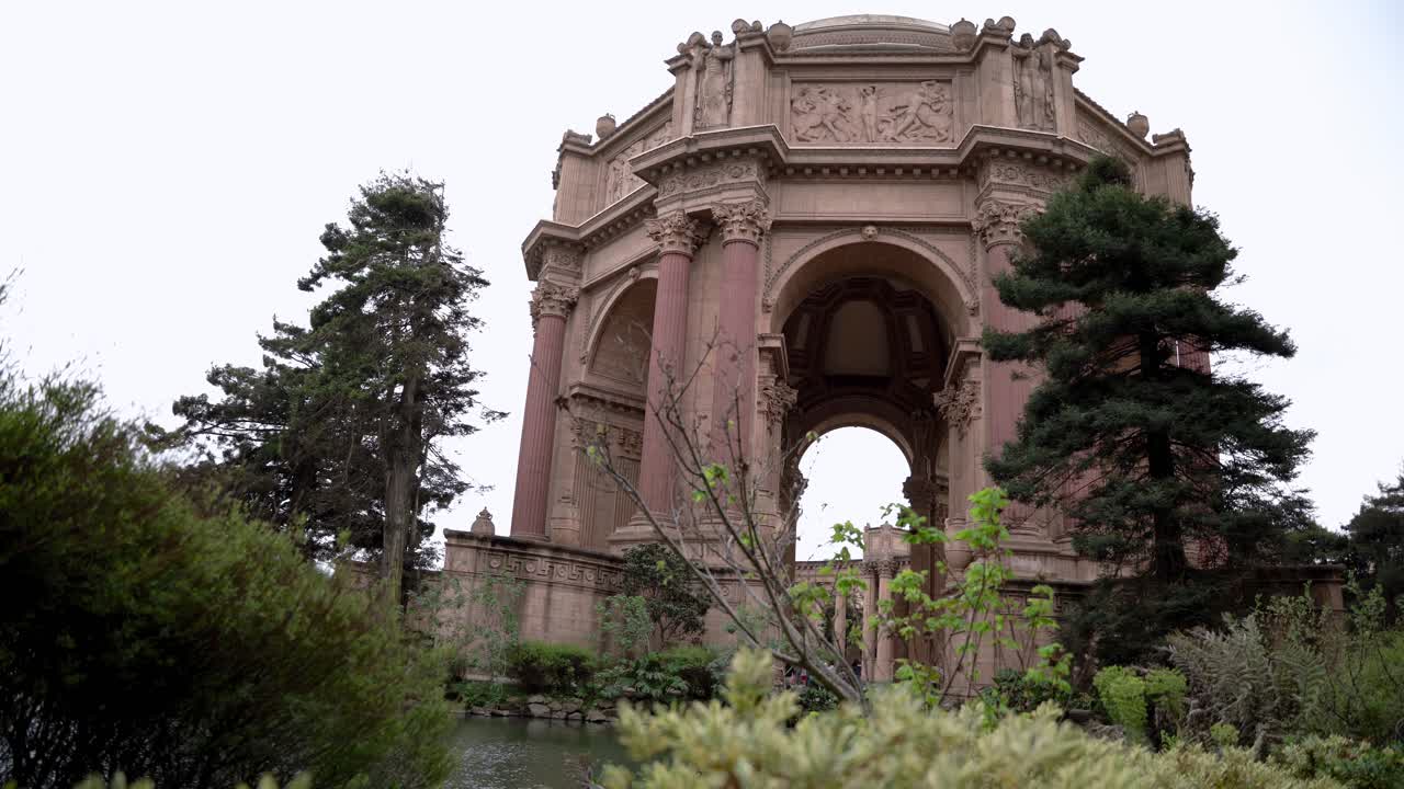 величественный вид художественного музея