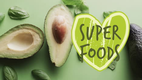 animación de superalimentos texto en corazón verde sobre aguacate en fondo verde