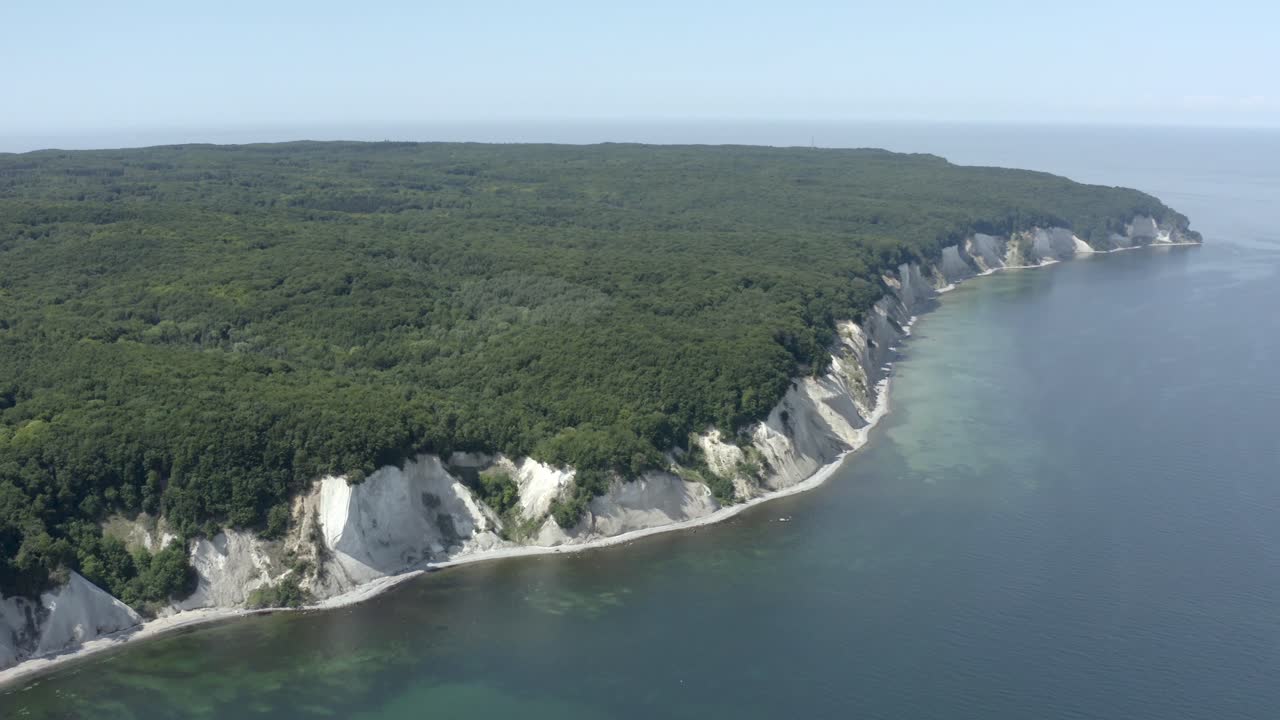 воздушный снимок с беспилотника меловых скал на рюген-рюген в германии в красивом свете с зеленой и голубой морской водой, европа
