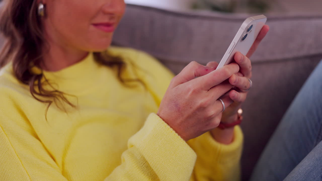 mujer, manos y teléfono escribiendo en el sofá en la sala de estar