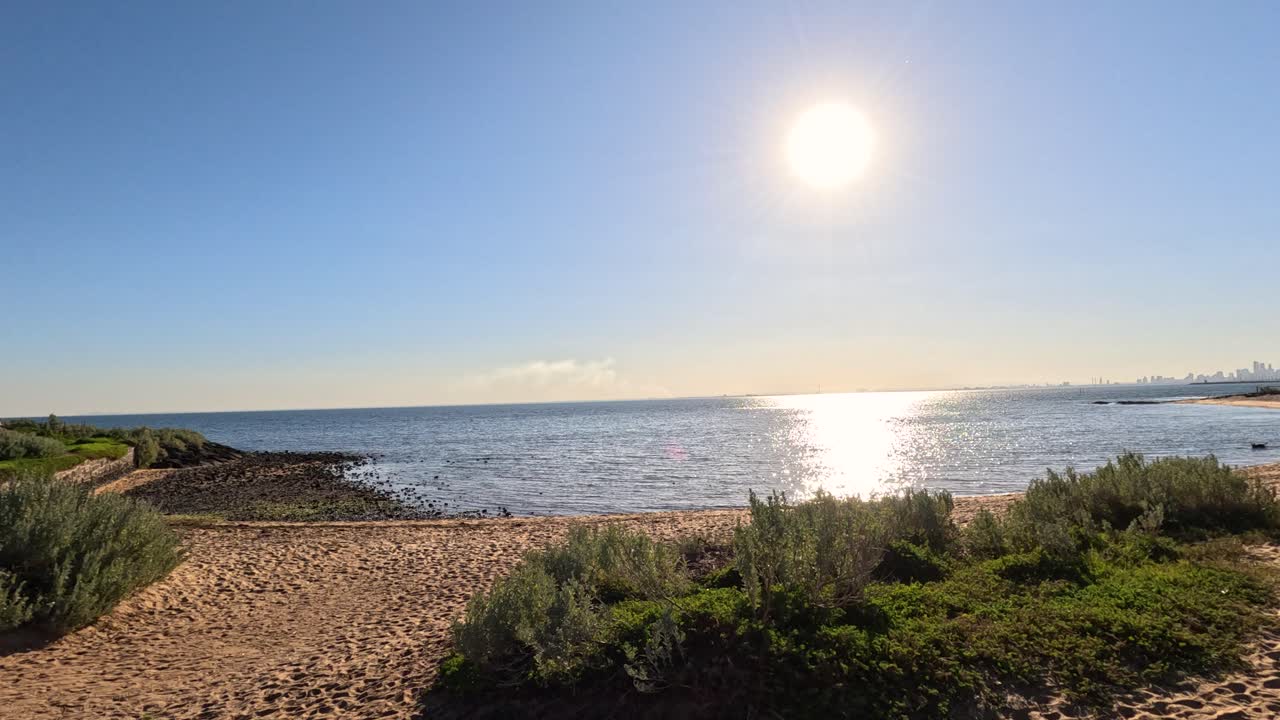 Dia ensolarado na Praia de Brighton, Melbourne