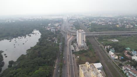 Toma-Aérea-De-La-Ciudad-De-Chennai-Llena-De-Lagos-Y-Automóviles-Pasando-Por-La-Ciudad.