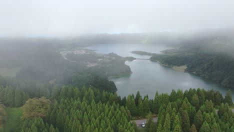 Vista-Aérea-De-La-Famosa-Lagoa-Das-Sete-Cidades-Con-Nubes-Bajas---Disparo-De-Drones