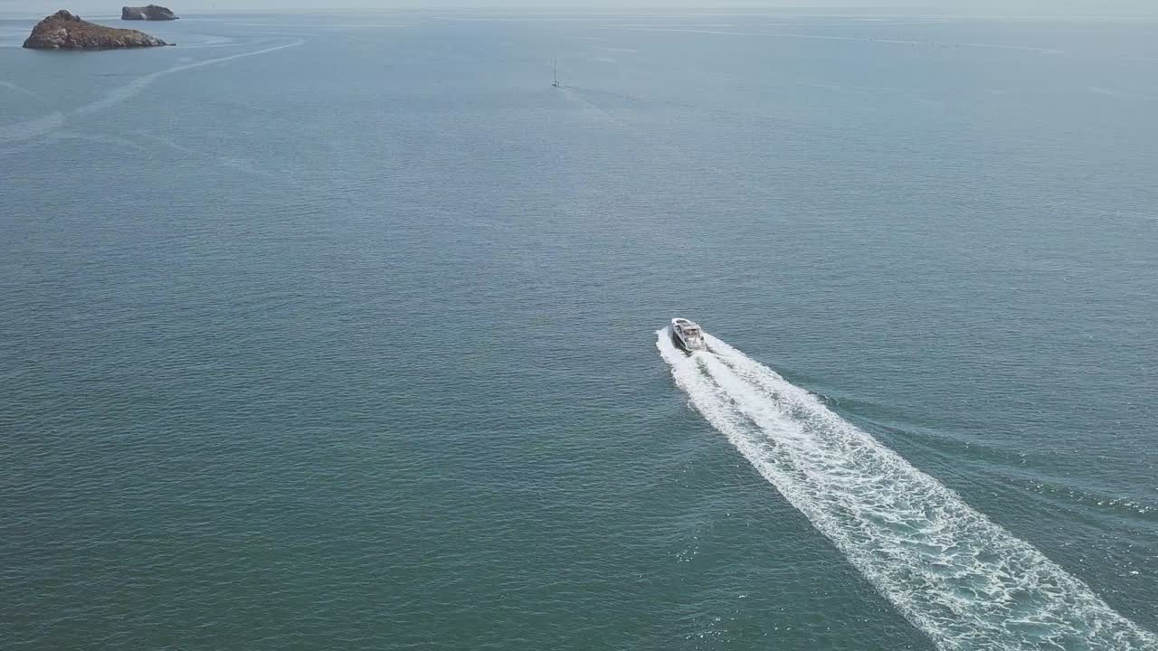 лодка устремляется к бескрайнему горизонту