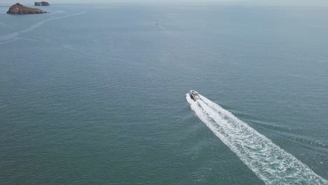 barco se dirige hacia el horizonte infinito