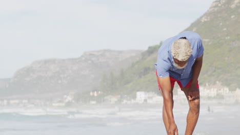 Hombre-Afroamericano-Mayor-Caminando-Solo-En-La-Playa-Soleada