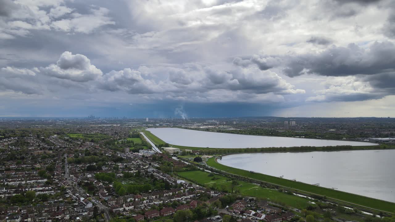 칭포드, 킹 조지의 저수지 및 윌리엄 걸링 저수지 런던 스카이라인 멀리서 극적인 하늘 공중 영상 4k