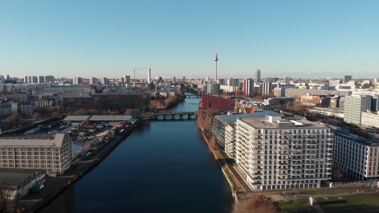 Berliner Mauer von der Spree, Drohnenflug entlang des Flusses zeigt Berliner Fernsehturm in 4K 24fps