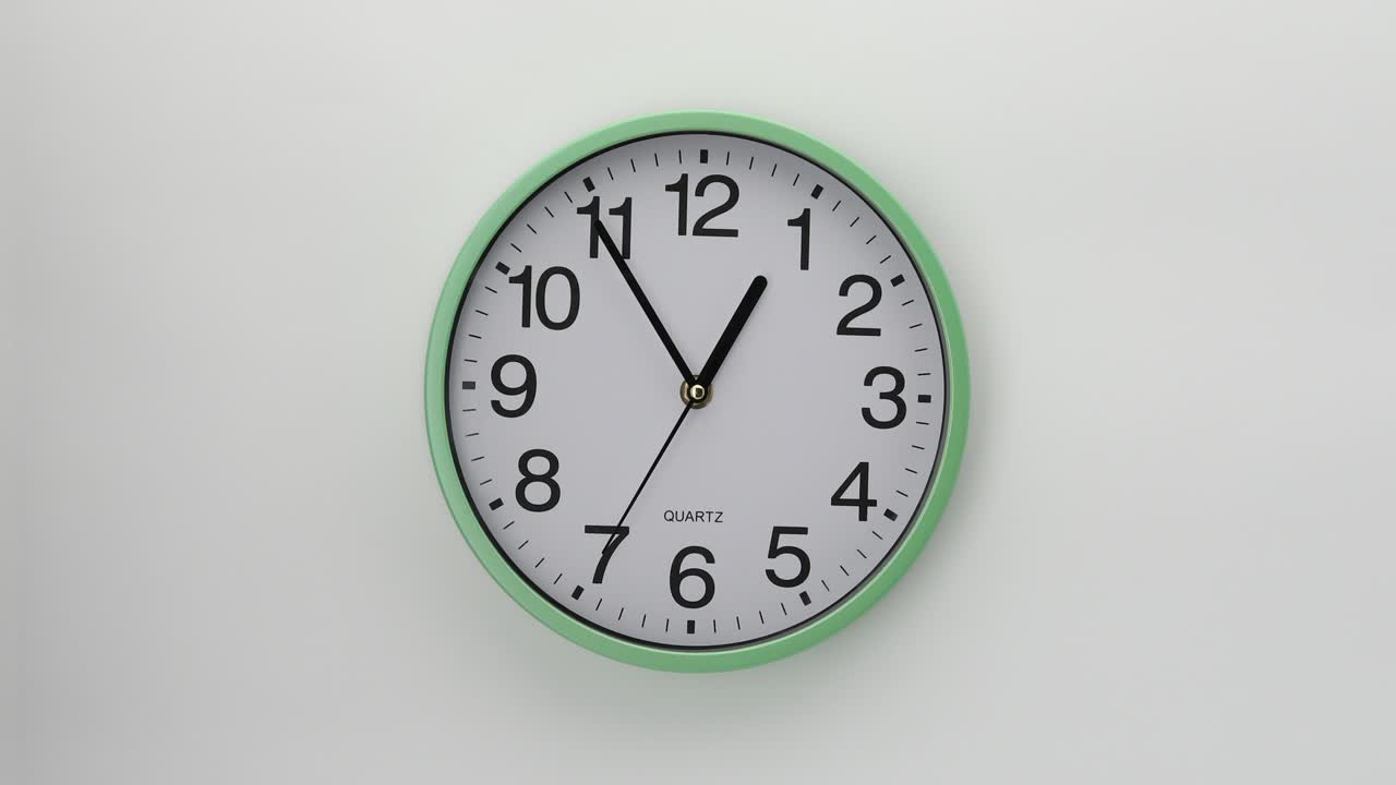 reloj de pared de cuarzo sobre un fondo blanco. uno de la serie de relojes de pared.