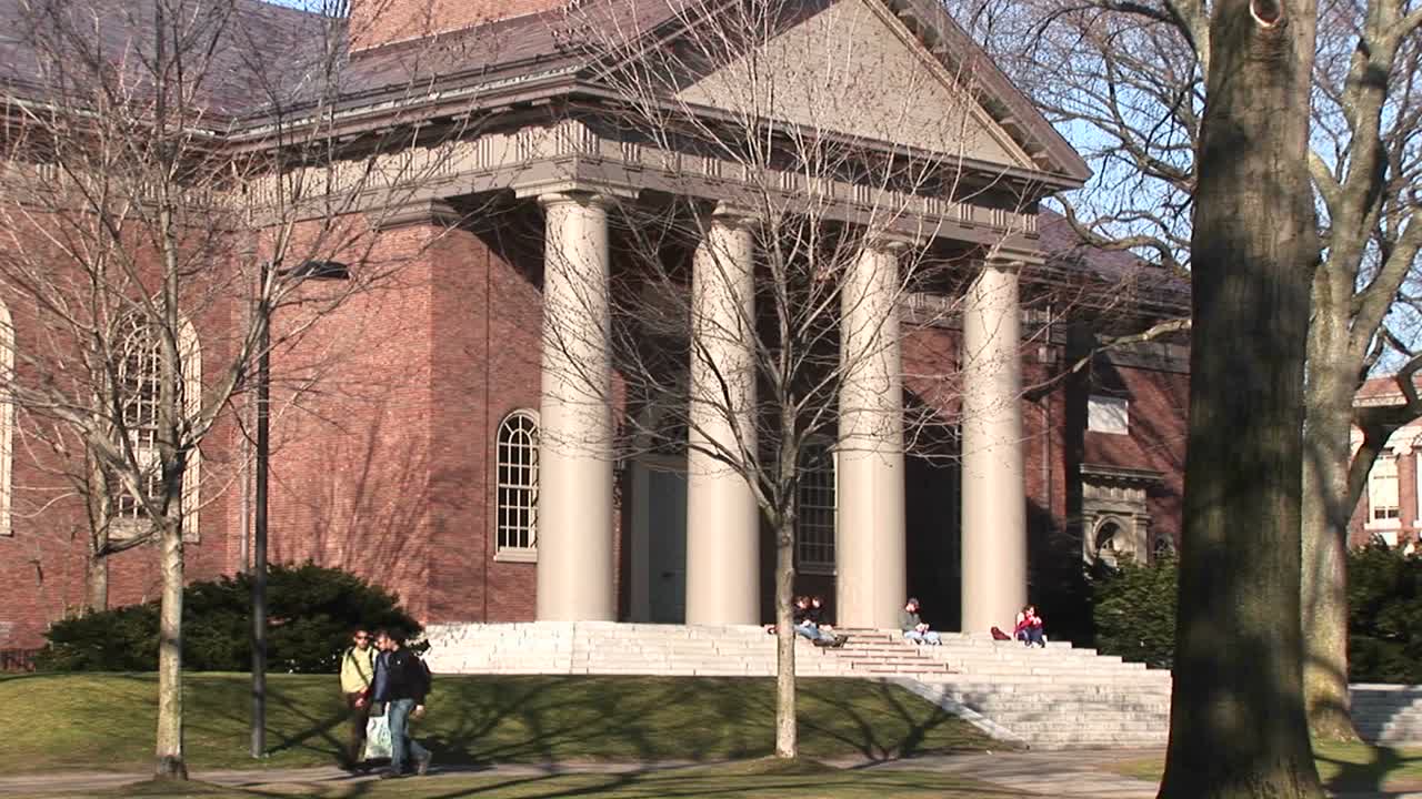 카메라는 하버드 캠퍼스에 있는 이 고전적인 건축 양식의 교회를 패닝합니다.