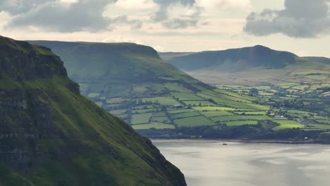 La-Carretera-De-La-Costa-De-Antrim-En-Irlanda-Del-Norte.