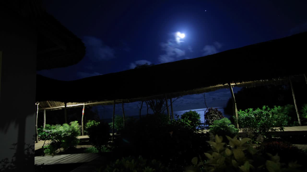 달 오버 헤드 밤에 호텔