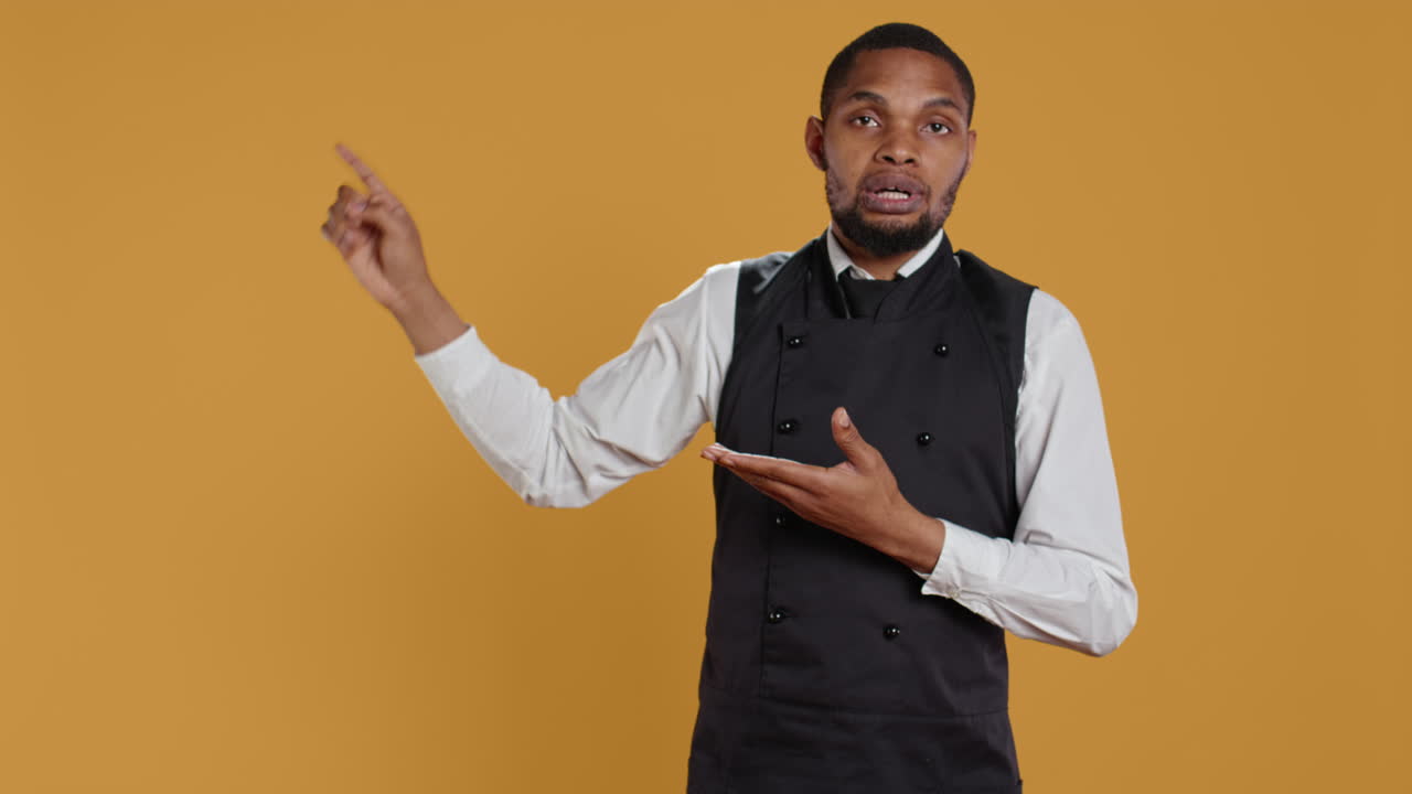 personal amigable del restaurante que indica la dirección hacia los lados izquierdo o derecho