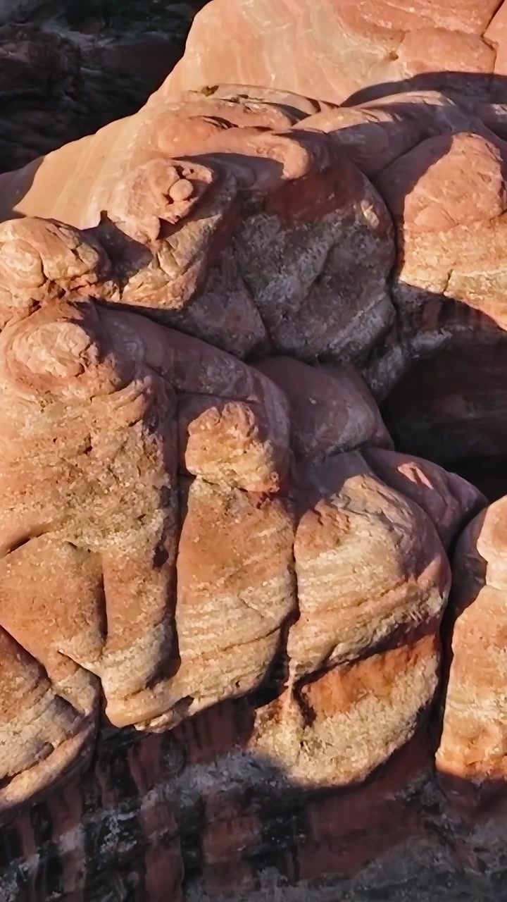 A paisagem de Mojave mostra formações rochosas e uma pequena área verde abaixo
