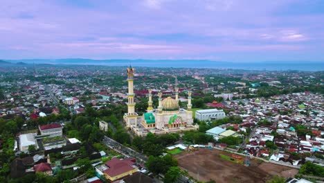 mezquita amarilla (mezquita habbul wathan) en indonesia, vista aérea de drones mezquita día soleado, cielo azul, puesta de sol. indonesia parte de la ciudad, centro, hermosa mezquita en el mundo