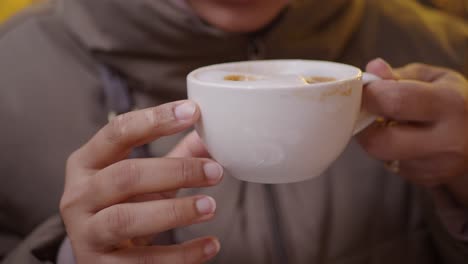 커피를 즐기는 여자