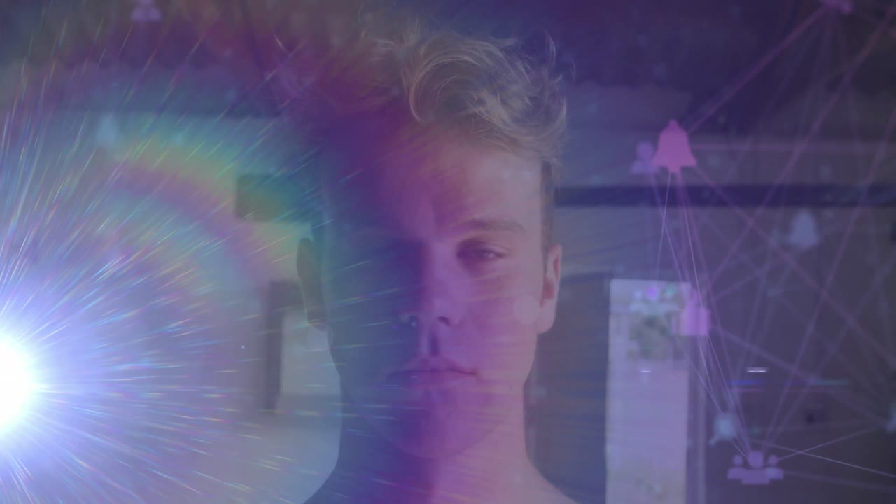 animación de senderos de luz y red de conexiones sobre el hombre caucásico