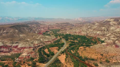 Vista-Aérea-Del-Paisaje-único-En-Utah-Y-Las-Colinas-De-Bentonita,-Estados-Unidos