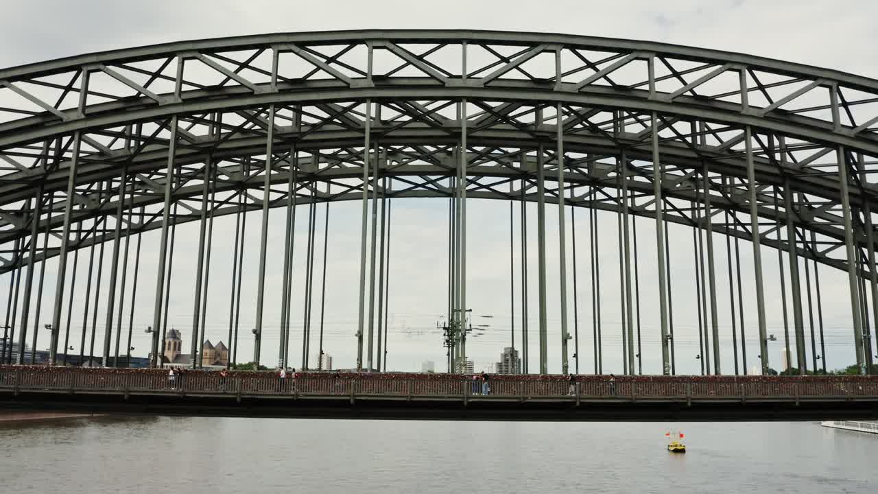 사람 들 과 함께 강 을 가로지르는 강 아치 다리