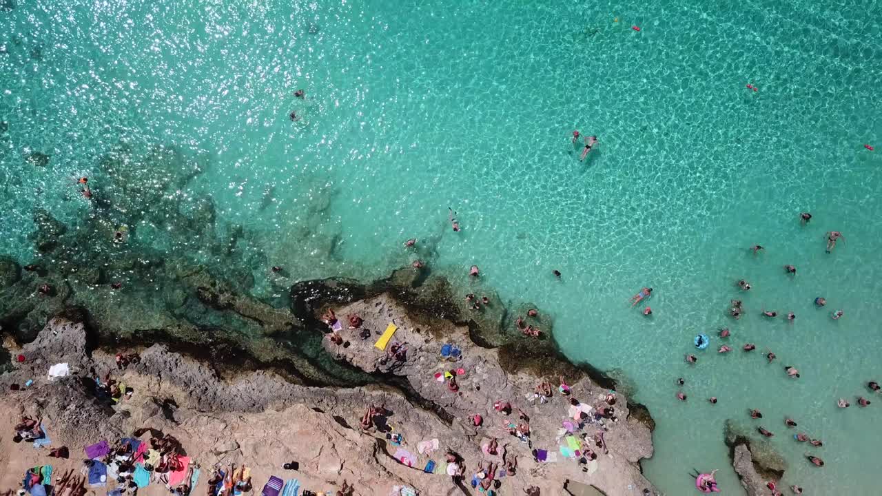 Filmato drone 4K dall'alto - La Laguna Blu, Mar Mediterraneo. Isola di Comino, Malta