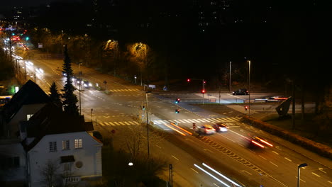 Tráfico-Nocturno-En-Una-Intersección-Concurrida,-Movimiento-Borroso