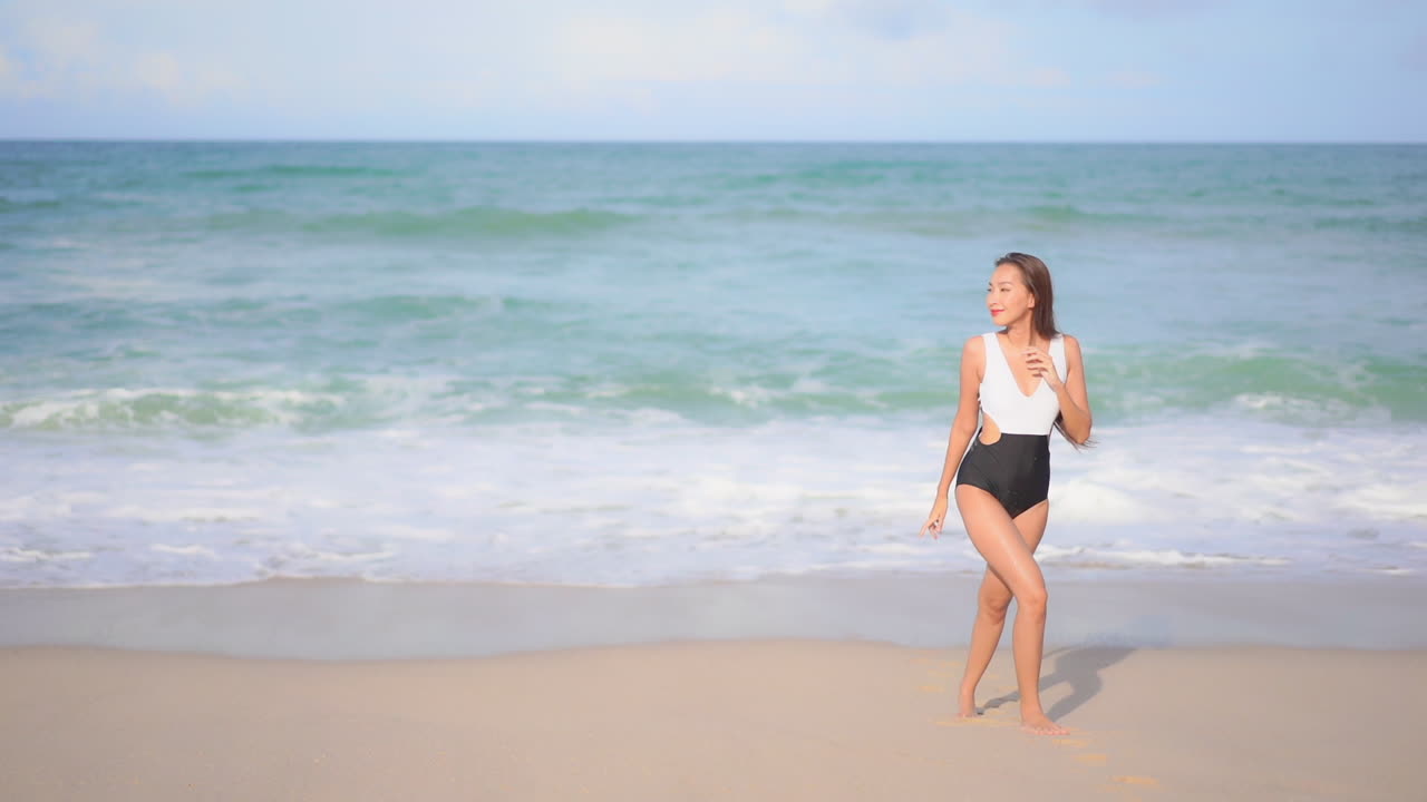 열 대 섬의 모래 해변에서 바다에서 걷는 섹시 한 아시아 여자, 슬로우 모션