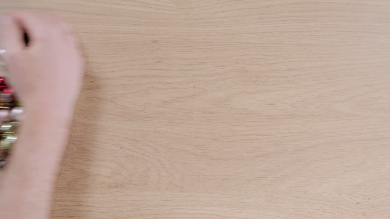 año nuevo veinte veintiuno escrito con bolas de navidad borradas por una mano