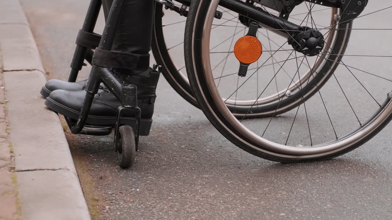 장애인이 체어를 타고 거리를 이동하면 국경이 체어의 이동을 막습니다.