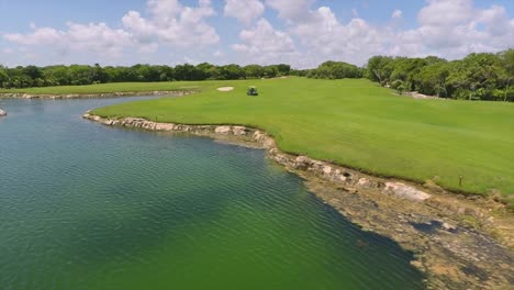 Wunderschöne-Aussicht-Von-Einer-Drohne-Auf-Den-Golfplatz-An-Der-Riviera-Maya,-Yucatan,-Mexiko