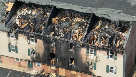 Edificio-De-Apartamentos-Carbonizado-Y-Quemado-Por-El-Incendio-De-Una-Casa