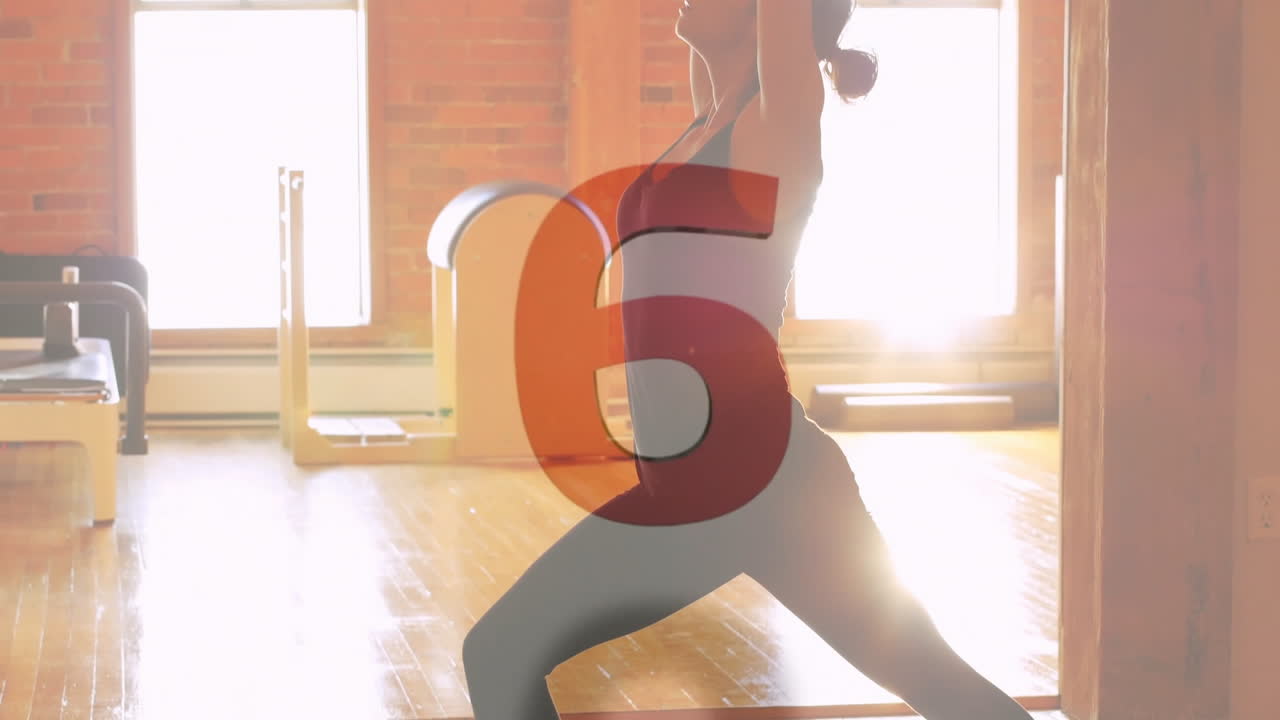 estiramiento en postura de yoga, mujer con gran número de 5 animación más