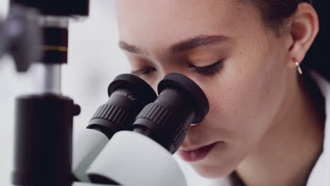 médico investigador de laboratorio, microscopio y medicina