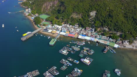 Drone-Disparó-En-órbita-Sobre-Un-Pequeño-Pueblo-De-Pescadores-Con-Un-Muelle-Y-Una-Granja-De-Ostras-Durante-El-Día-2