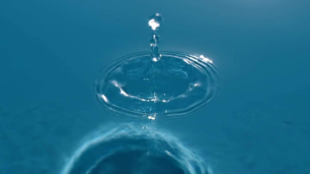 Detaillierter blauer Wasserwelleneffekt durch einen fallenden Tropfen