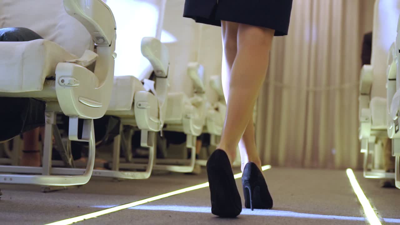 tripulación de cabina caminando en el avión durante un vuelo nocturno